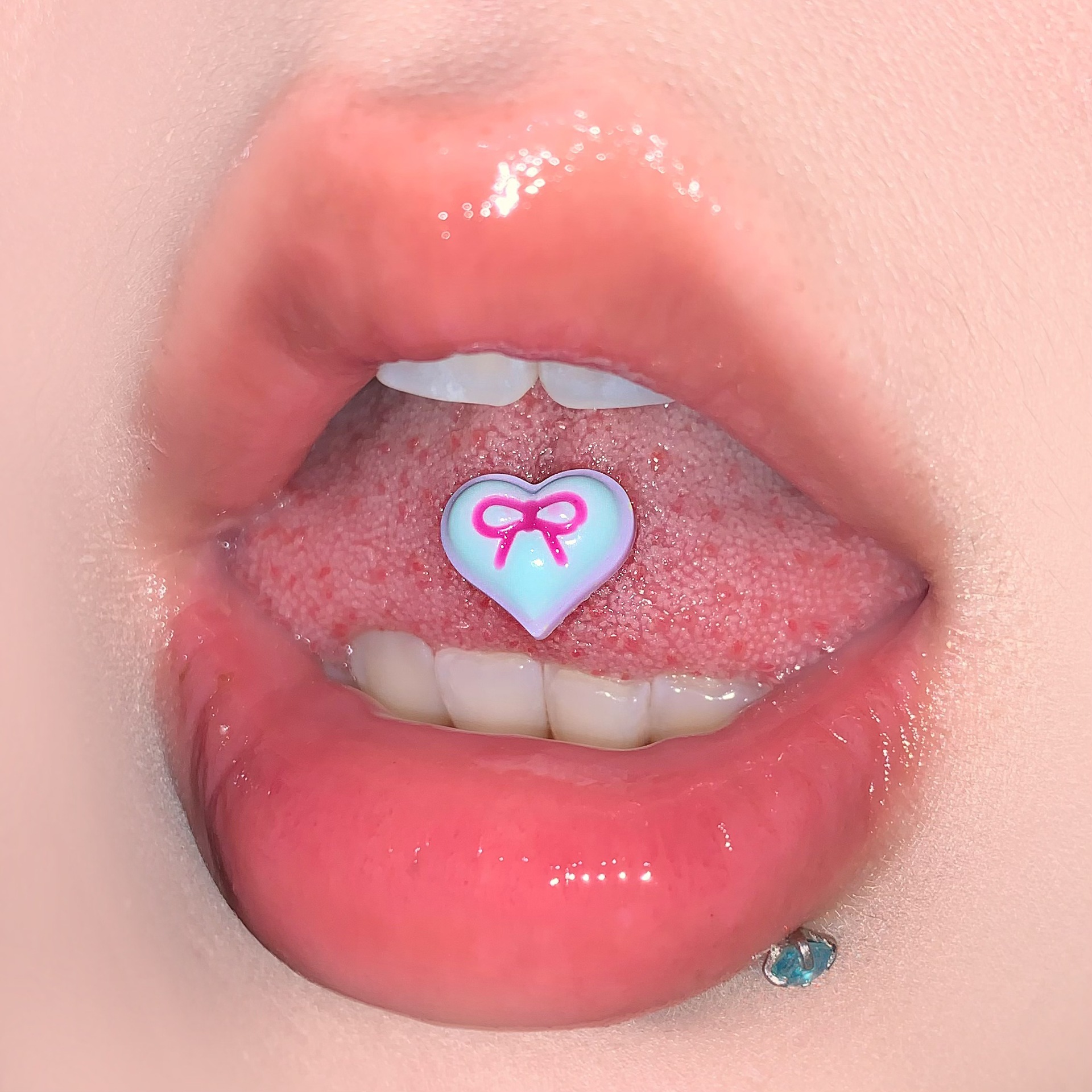 Silver pointed spike labret stud material detail