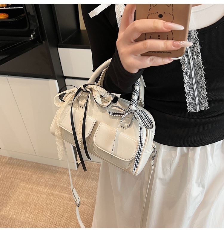A trendy underarm bag for women in 2025, Korean version, Instagram Spring/Summer new fashion tote bag, versatile and large-capacity commuting bag undefined