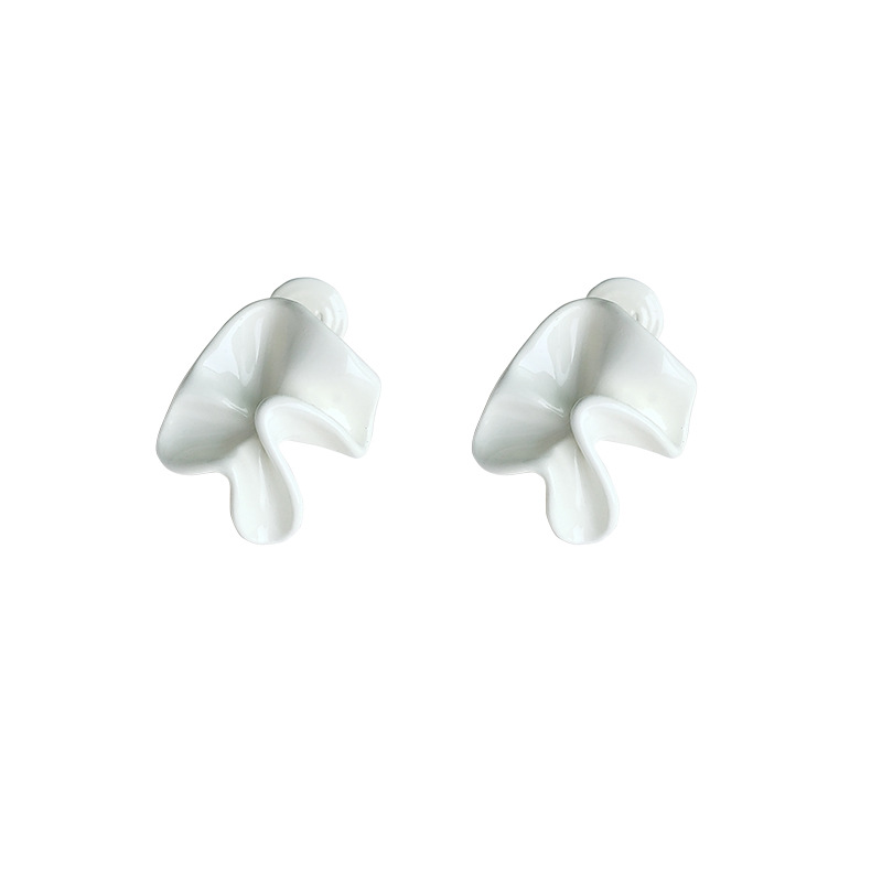 Ins Style Korean Style Geometric Metal Irregular Stoving Varnish Women's Ear Clips display picture 5