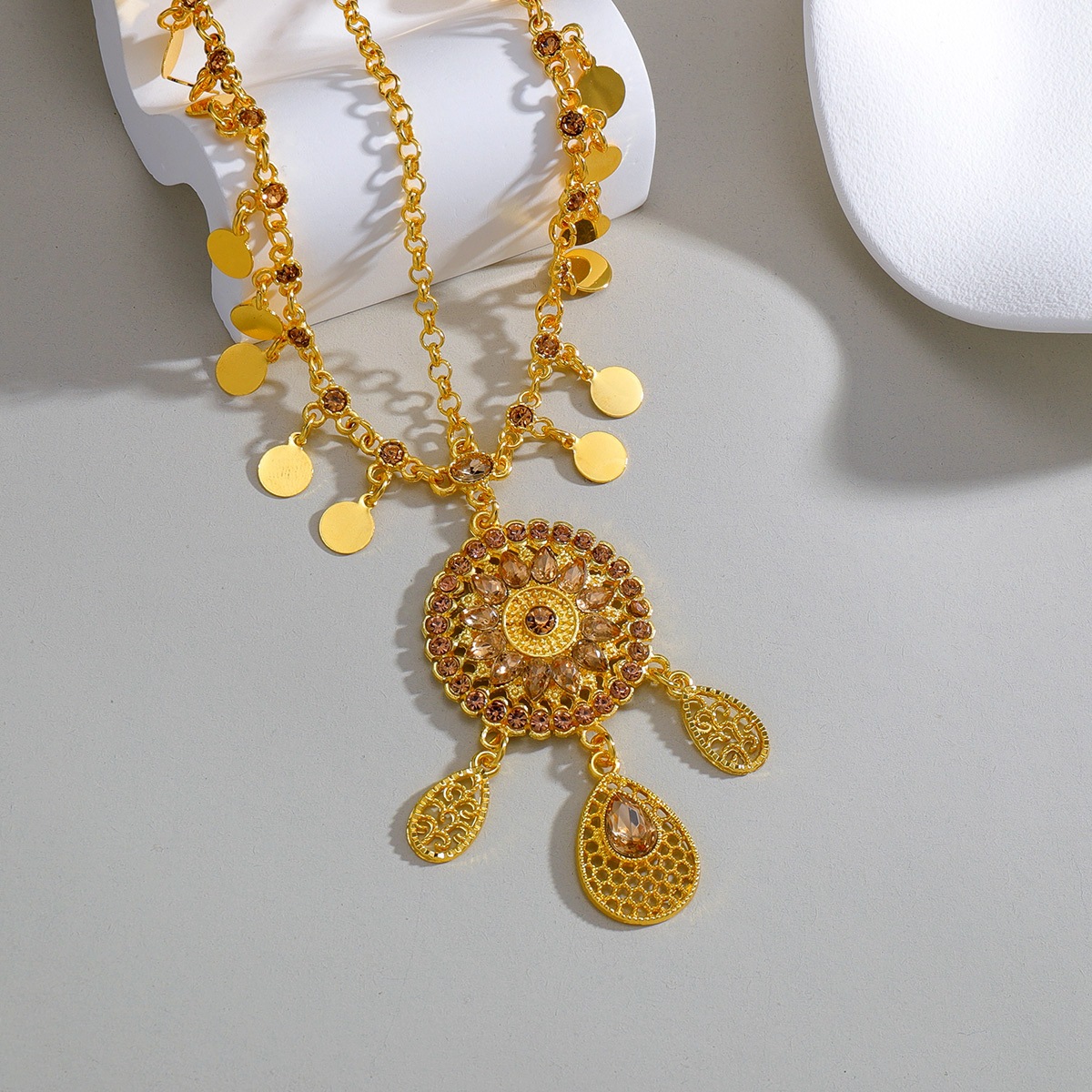 Golden hair accessory for bride with tassels