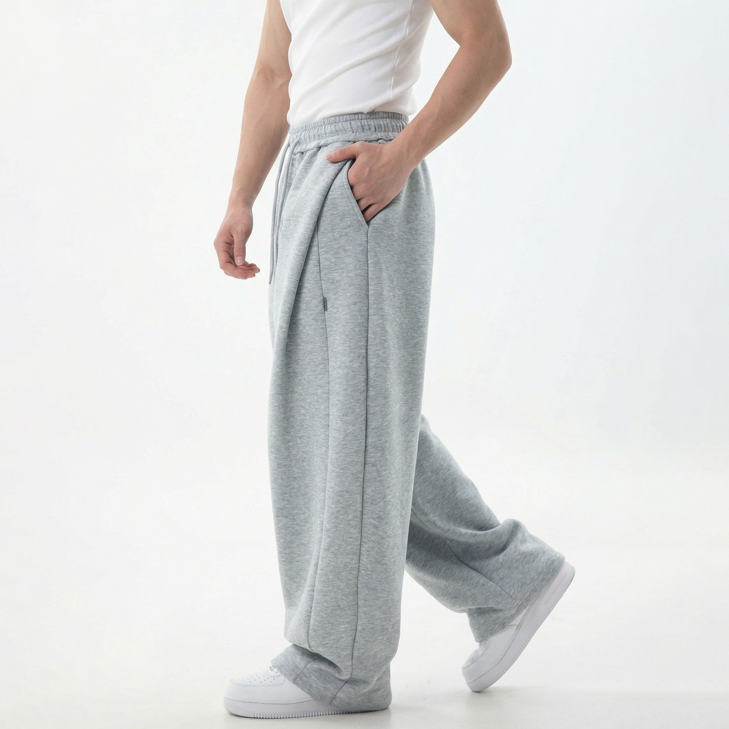 Pantalon de jogging pour homme à empiècements texturés, coutures asymétriques modernes, entrejambe basse, coupe décontractée, tombé impeccable._voghion.com