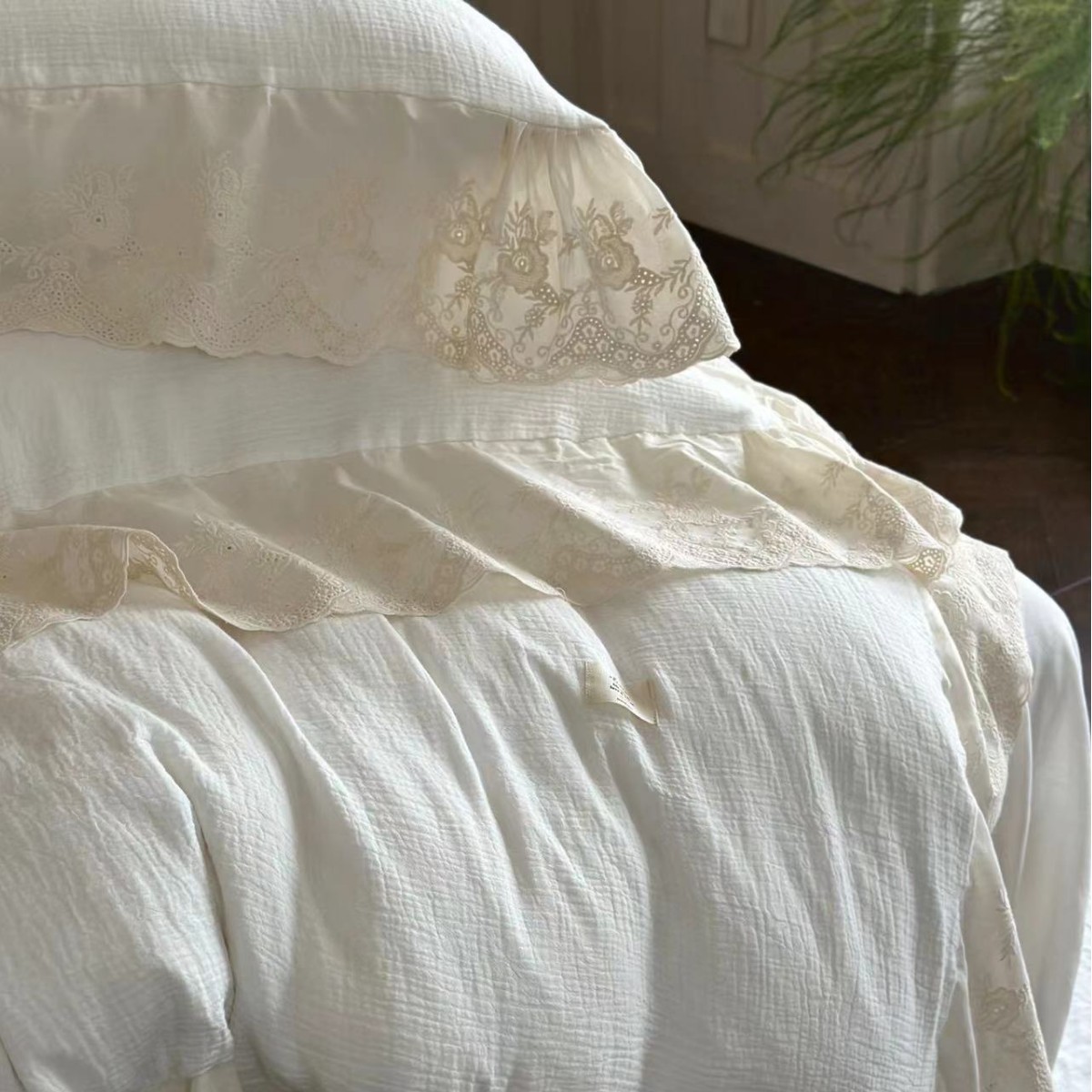 Algodón francés retro de color sólido dobles pliegues colcha de hilo cuatro piezas de encaje bordado de nicho de cama