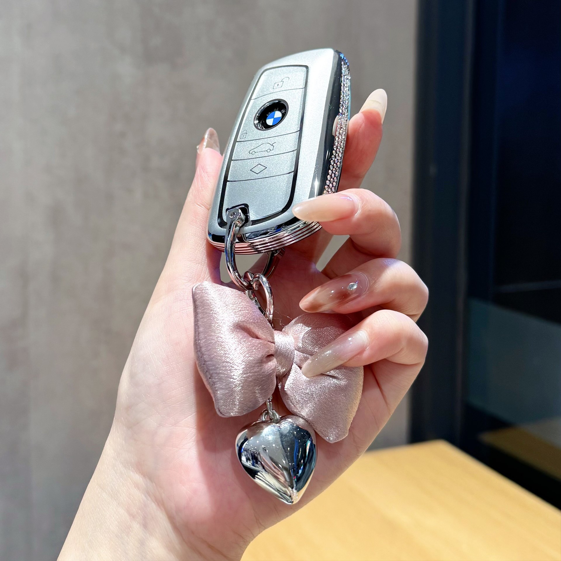 Suitable for BMW key cases, new 3 Series 330li, 5 Series 530li, X1, X2, X3, X4, X5, blade-style women's key case