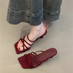 フランスの小さなハイヒールのサンダル2025年夏のレトロな赤色の細い帯のローマのファッションの指の細いかかとのサンダル