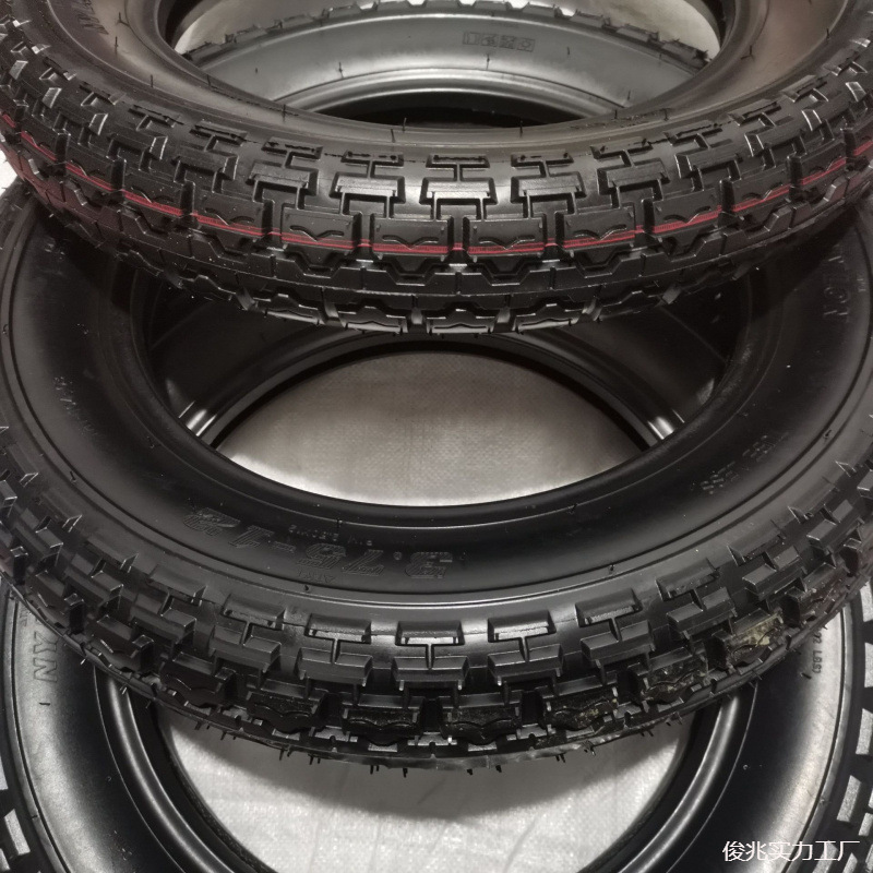 Vehículo eléctrico con neumáticos nuevos / - Vacuo neumático