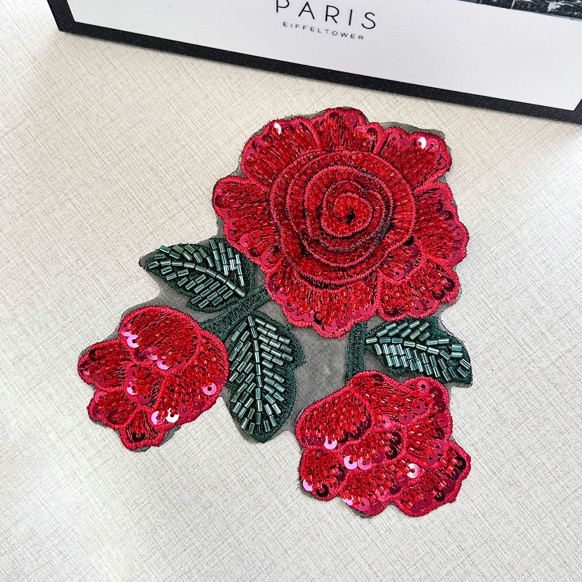 Rosa roja pequeña de alta densidad flor bordado con cuentas pegatinas de tela ropa falda ropa parche de estilo étnico cosido a mano
