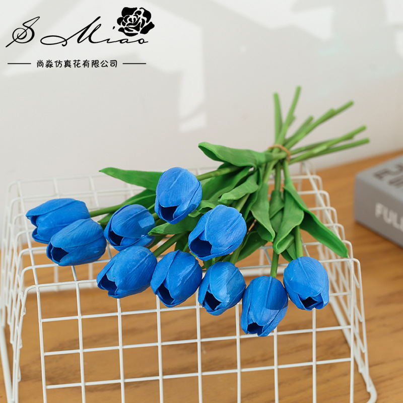 Fábrica de suministro directo planta Flor de seda artificial planta verde Venta caliente popular corto PU Tulipán decoración creativa flor sensación de la mano