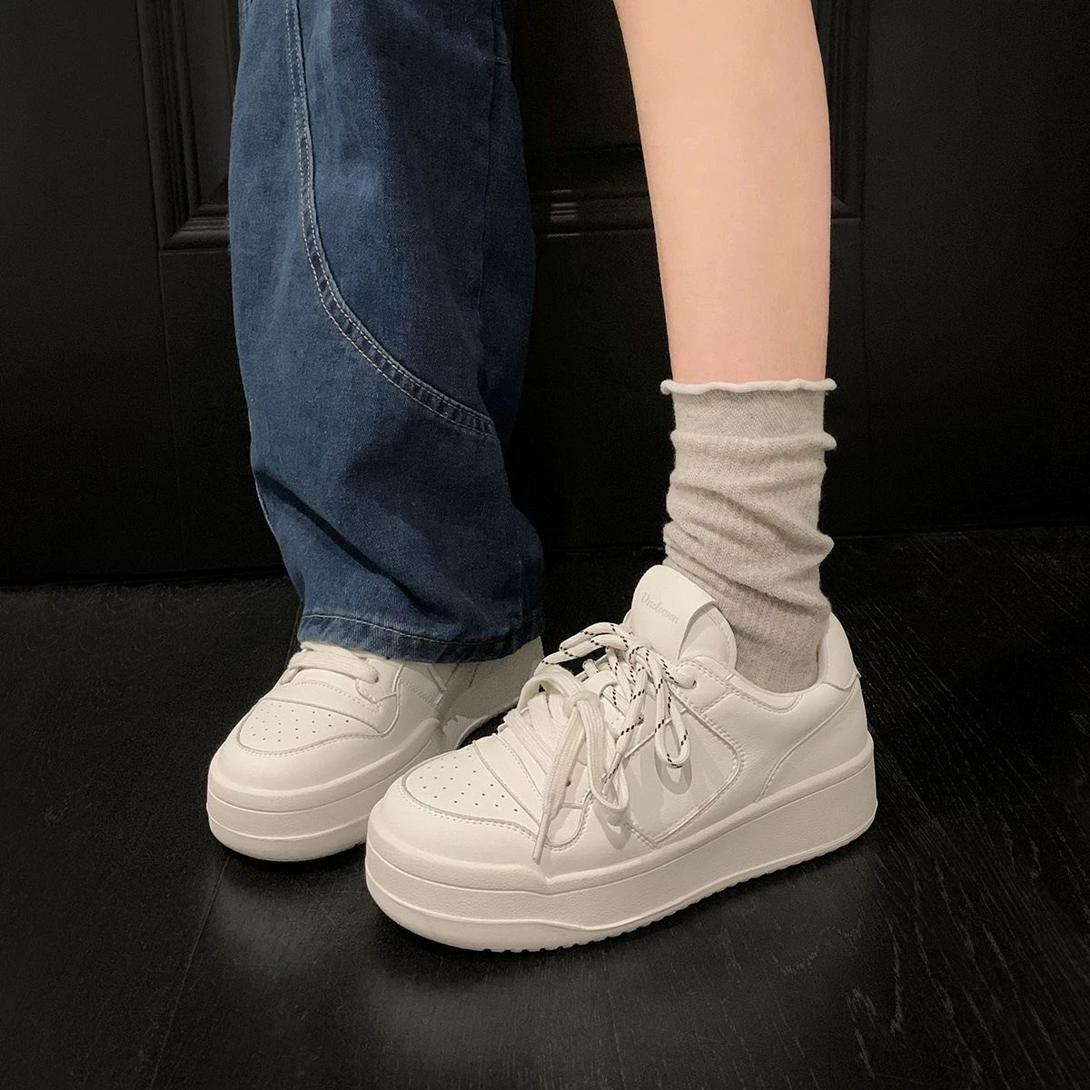 Нишевые белоснежные туфли с толстым подошвом женская волна 2025 весенний всплеск ретро дикая повседневная спортивная обувь