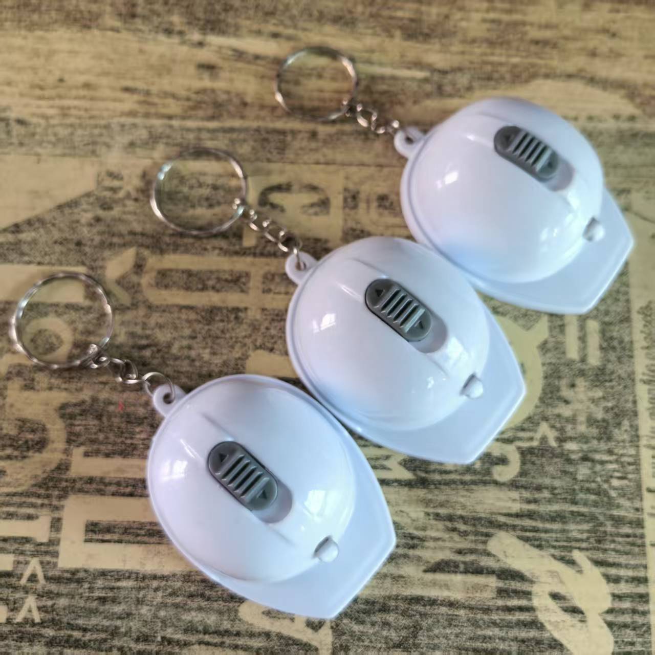Nuevo hot sale LED casco abre botellas llavero logotipo personalizado con lámpara casco pequeño regalo