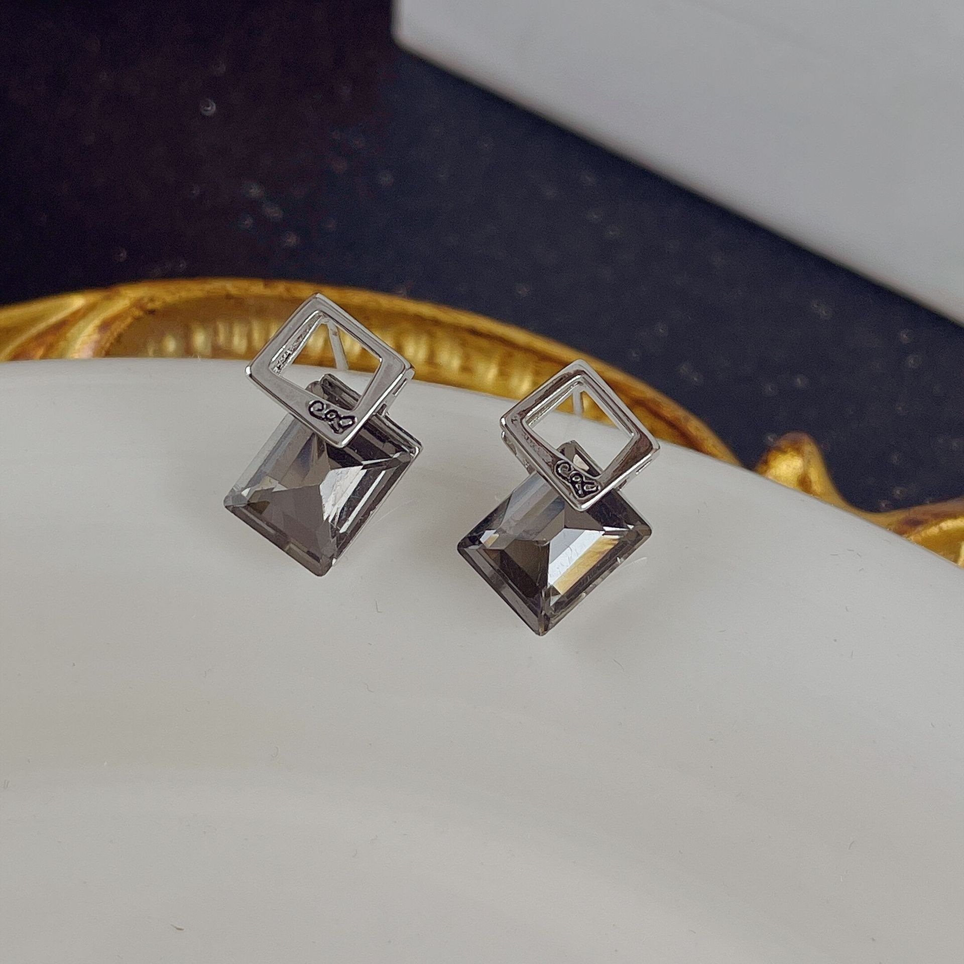 F7472 그레이 사이즈 스퀘어 귀걸이