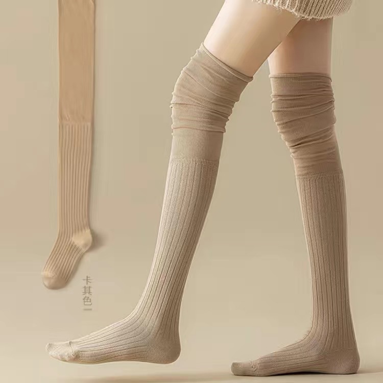 Calcetines de mujer Otoño e Invierno Nuevos calcetines altos color sólido Costura japonesa sobre la rodilla calcetines de pila casual fábrica a juego al por mayor