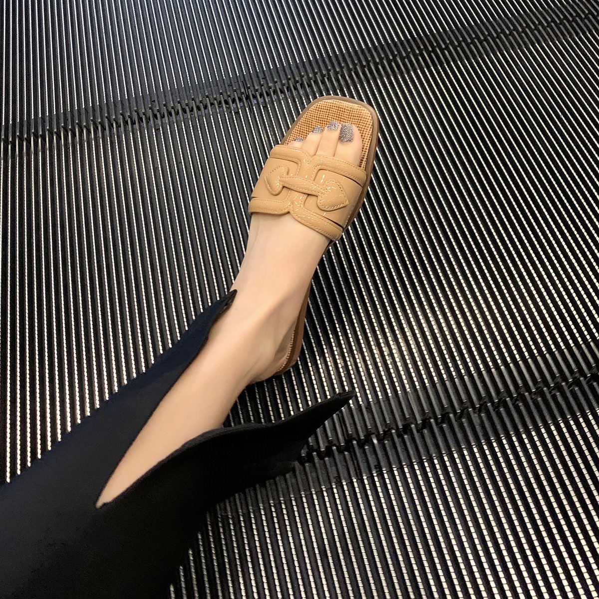 グレープママ同じスタイル 2025 夏の新ファッションフラットスクエアトゥホリデーワンストラップアウタースリッパ女性のための本革