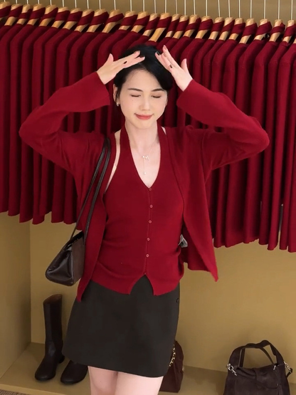 高质量法式秋冬排扣挂脖V领修身显瘦背心红色针织开衫两件套装女|undefined