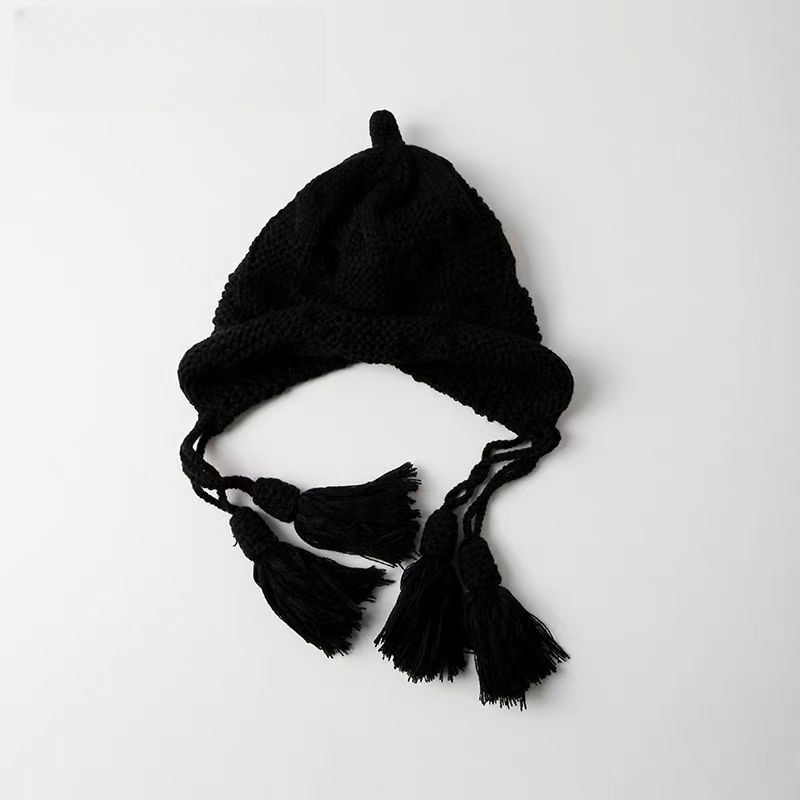 Plain tassel beanie - black