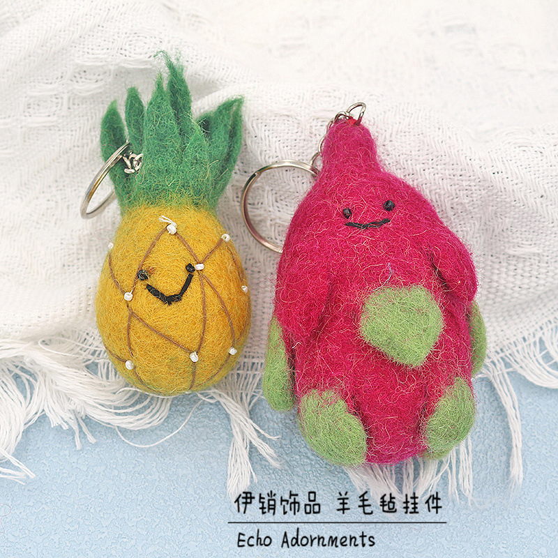 羊のフェルトのスタンプが可愛い立体の果物のキーホルダーを掛けます。|undefined