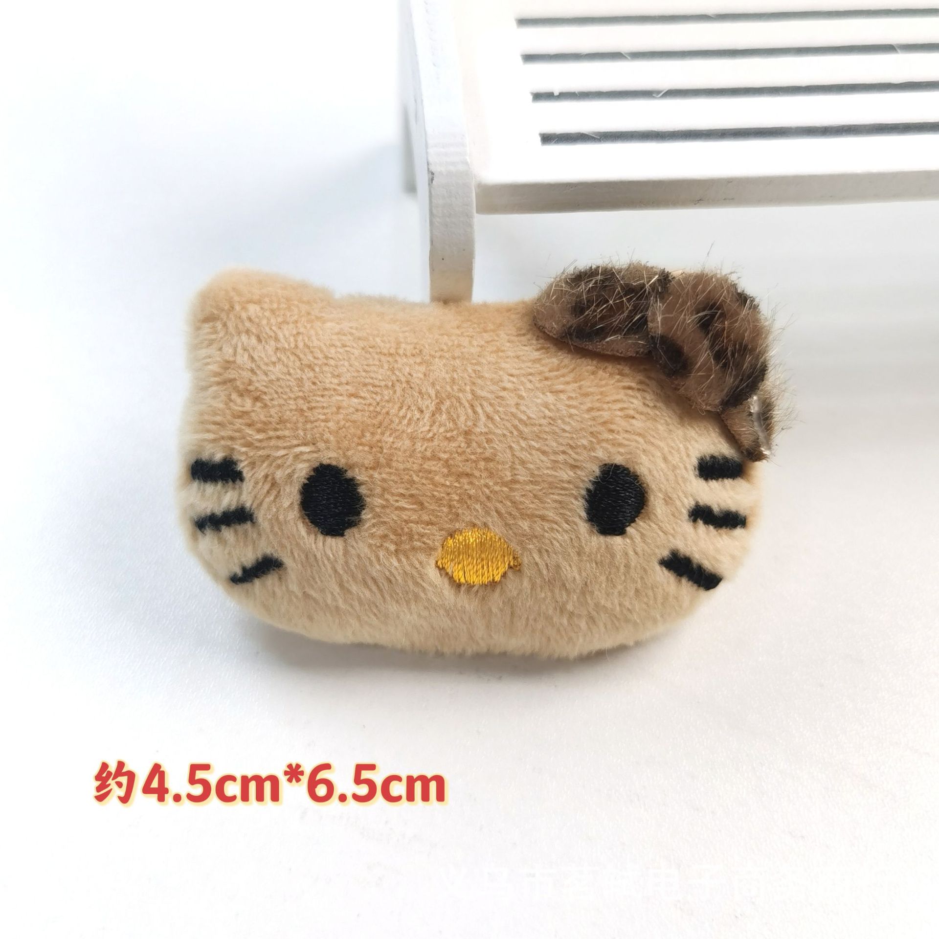 갈색 고양이 표범 무늬 리본