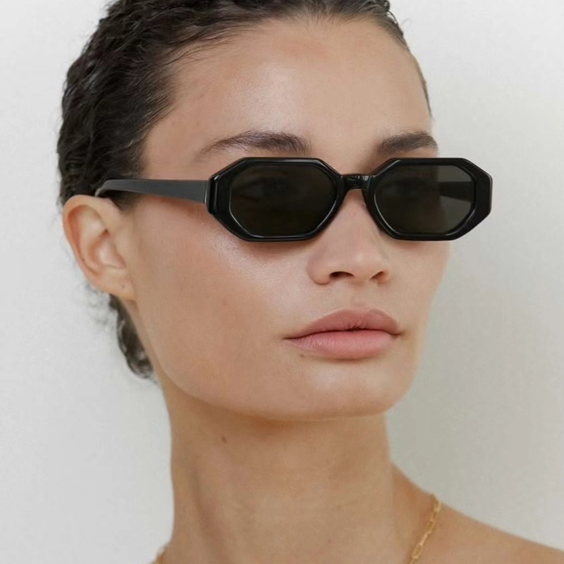 2025 Gafas de sol de montura pequeña livianas de moda para hombres y mujeres Gafas de sol de alta calidad para exteriores geométricas irregulares europeas y americanas