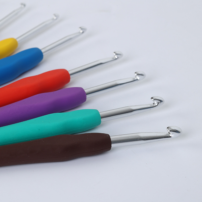 Comercio exterior bwy Arco Iris mango suave crochet TPR mango suave sólido mango suave gancho de ganchillo de aluminio traje de lana aguja