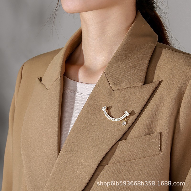 미니 귀여운 안티 러닝 라이트 버클 틈새 브로치 여성용 핀 고정 의류 장식 칼라 핀 절묘한 라인스톤 아티팩트