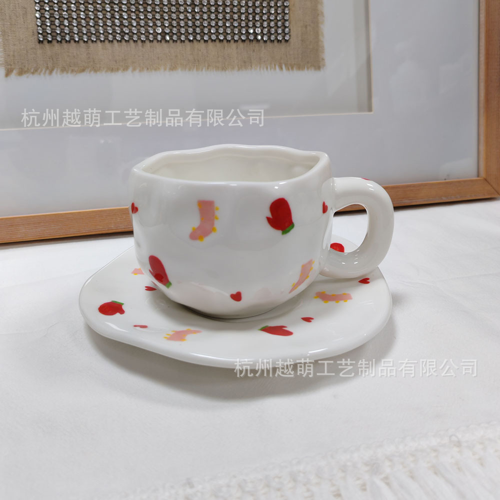 Taza de café de cerámica navideña irregular, linda taza con diseño de flores y corazones pintados a mano, juego de taza y platillo para té de la tarde
