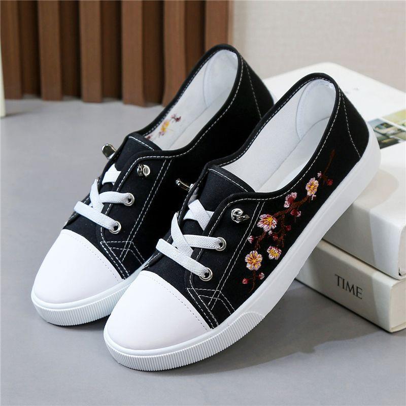 Zapatos de lona para mujeres 2026 nuevo verano plano versátil zapatos de mujer casuales negros blancos zapatos de skate de altura baja en la moda