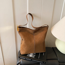 复古都市通勤斜挎包大容量皮绒桶型单肩包深色系时尚简约休闲女包