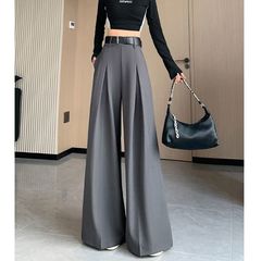 175背の高いズボンの女性は高級感があります。