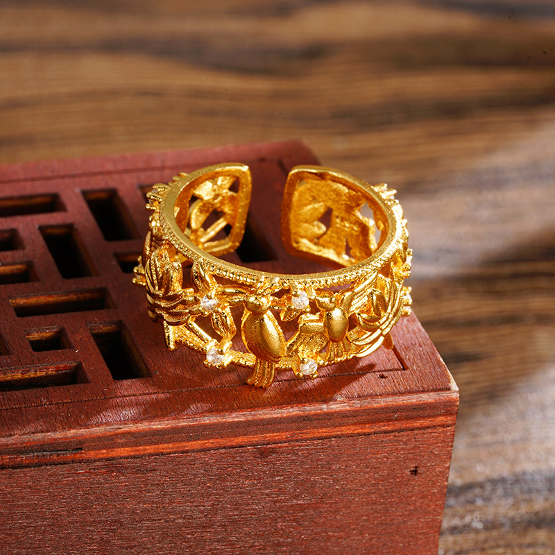 Flores y pájaros retro palacio aire hueco anillo de oro de arena lenguaje de pájaros fragancia dorada no se desvanecerá anillo femenino al por mayor