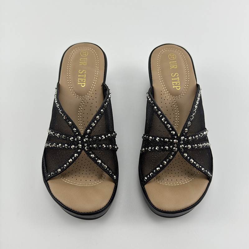 Zapatillas de tacón alto para mujeres de verano de malla de diamante de agua otoño de 2026 nuevo hombre pequeño con una parte inferior gruesa de una zapatilla confortable pendiente de zapatillas frías
