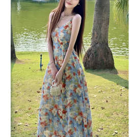 法式时尚油画碎花吊带连衣裙子新款夏季海边度假穿搭绝美掐腰长裙