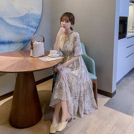 2025夏季新款休闲姐妹女装修身长裙显瘦喇叭袖度假碎花连衣裙女