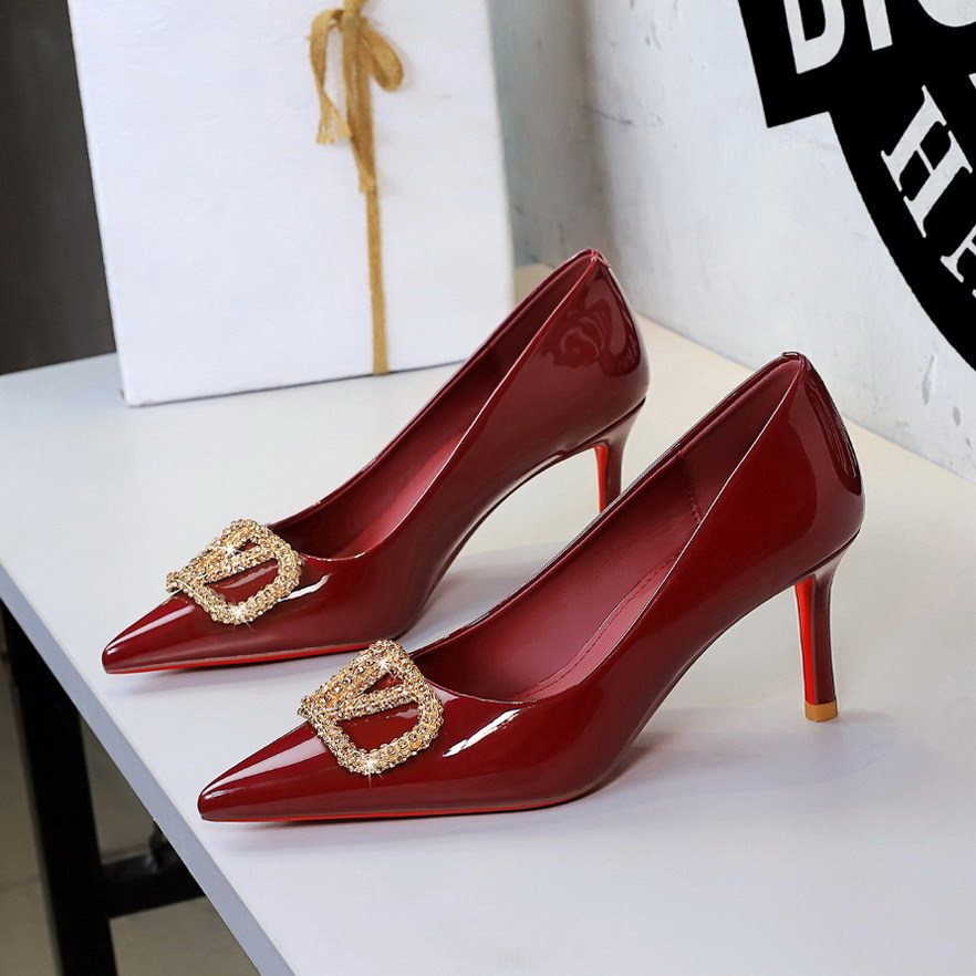 8351-AK202 European and American style sexy red sole gold rhinestone V-buckle pointed high-end patent leather fine follow-up shoes for women