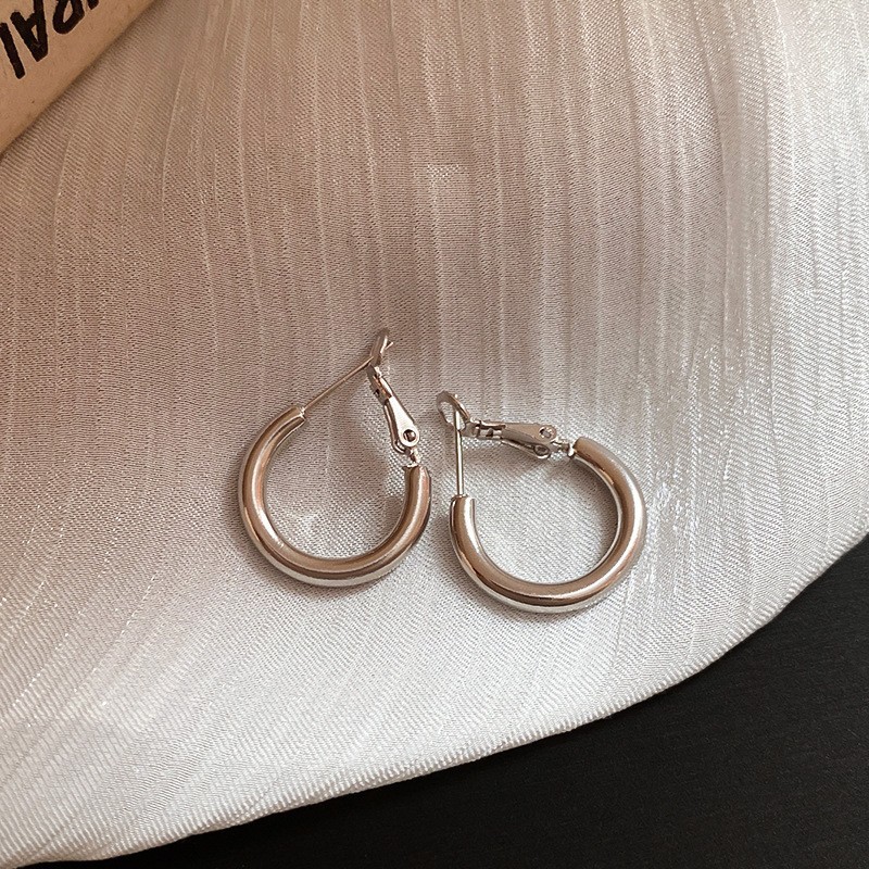 Pendientes ovalados simples de aguja de plata Pendientes de tendencia de personalidad transfronteriza europea y americana Pendientes de diseño de todo fósforo de nicho al por mayor