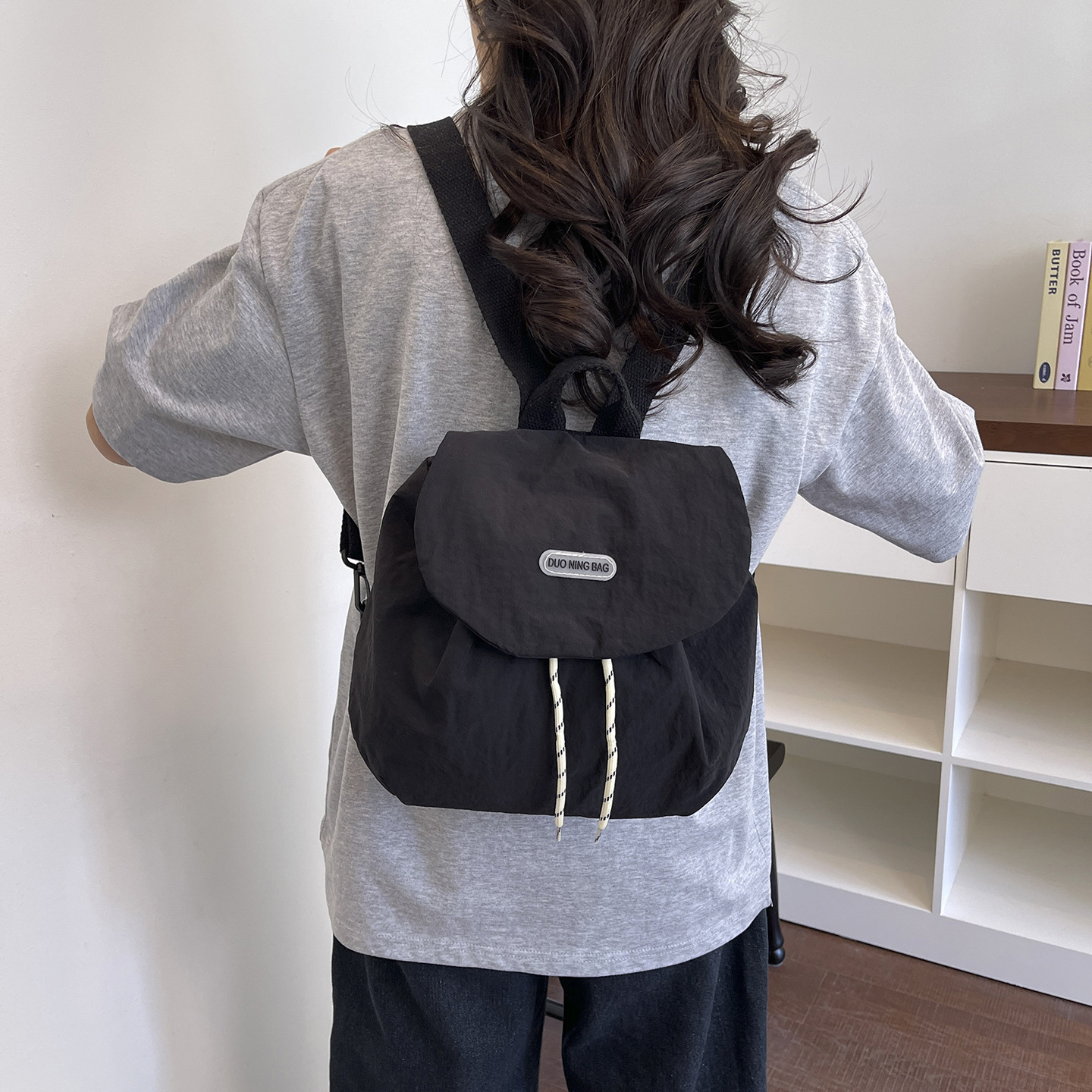 Nuevo estilo de chicas chicas estudiantes de color extranjero flip-off mochila de moda para salir mochila pequeña ocio