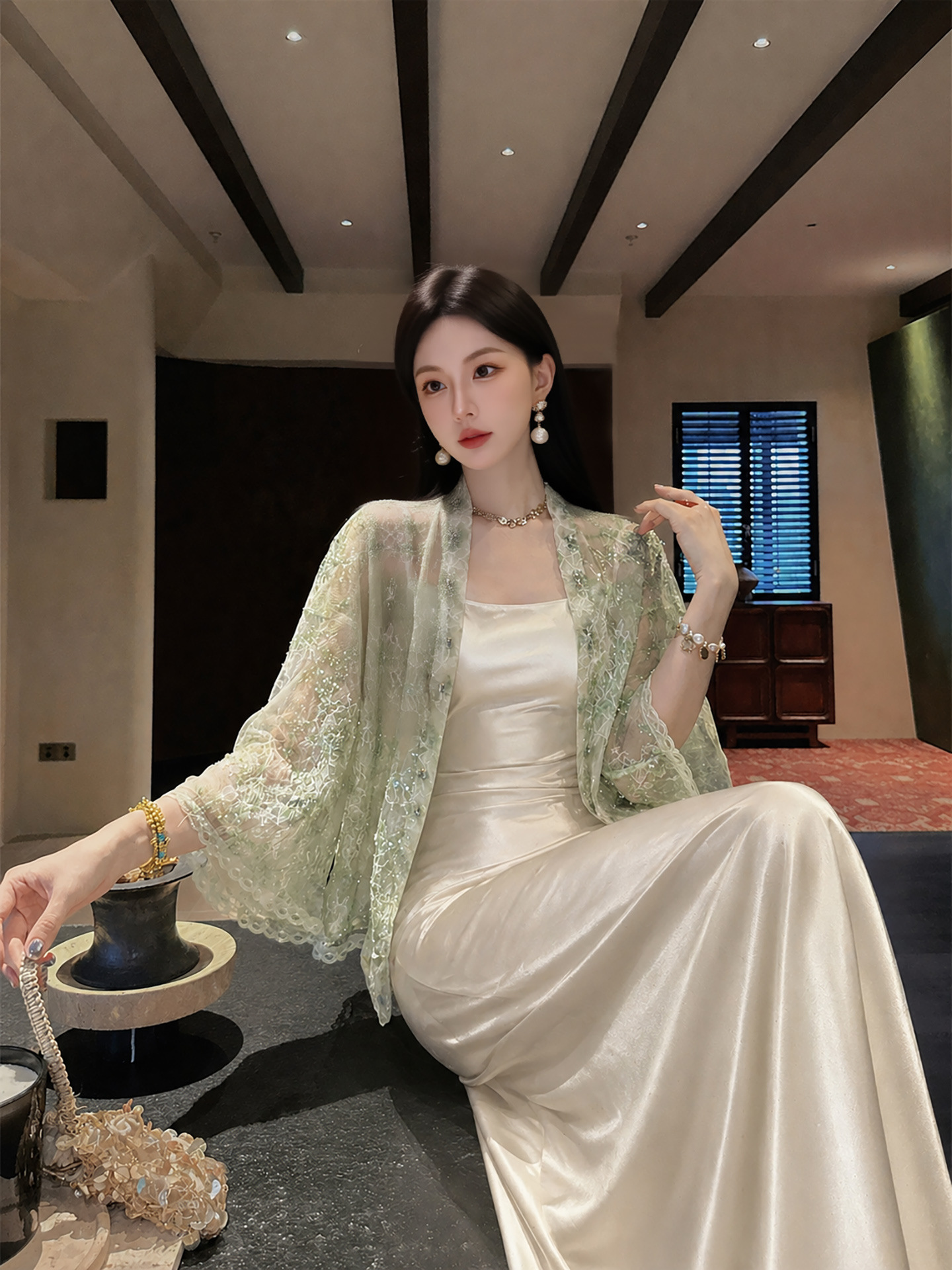 Áo sơ mi nữ dài tay thêu ren họa tiết hoa nổi, phong cách Tân Trung Hoa — Trắng sứ, Xanh mơ