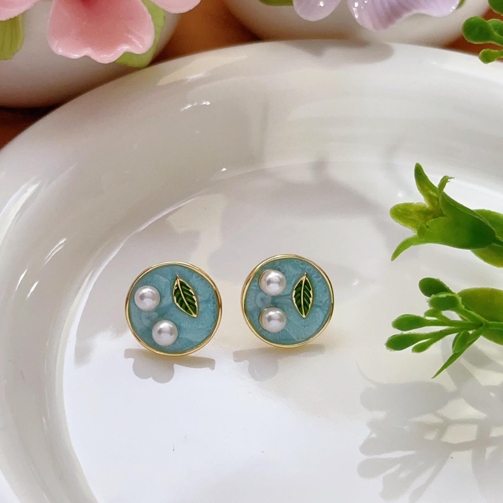 Pendientes de perlas Zhuji, temperamento blanco francés, pendientes antiguos, desplazamientos diarios, lujo ligero, joyería de orejas de alta gama al por mayor