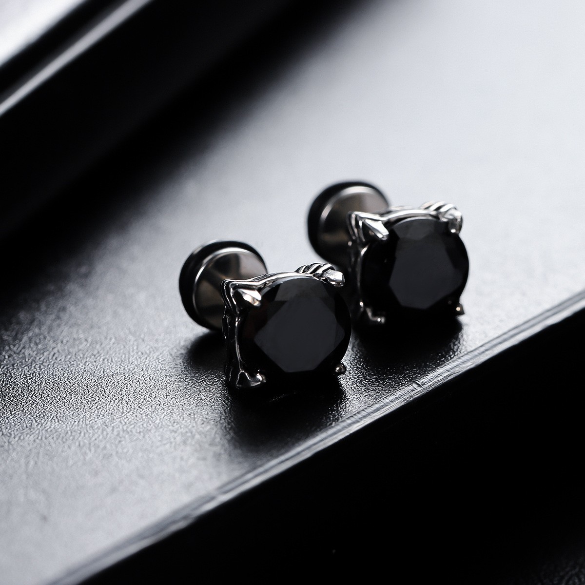 X719-A (four claw black zircon stud earrings) pair