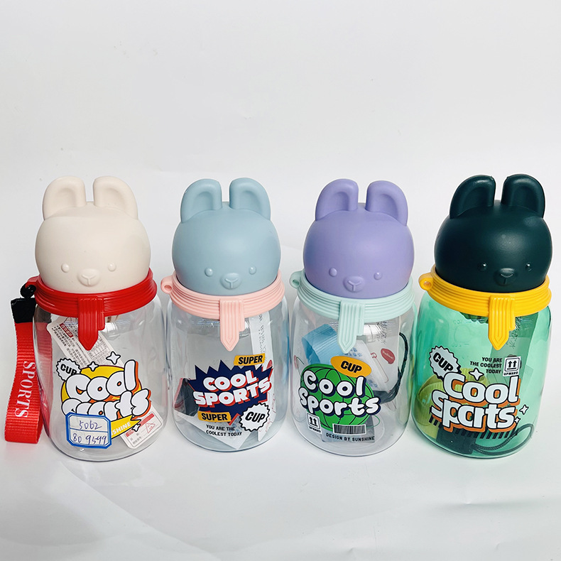 Baijia 5063 taza de plástico para niños babero cabeza de conejo taza de plástico nuevo estilo cool guapo correa de cuerda taza con partición de té