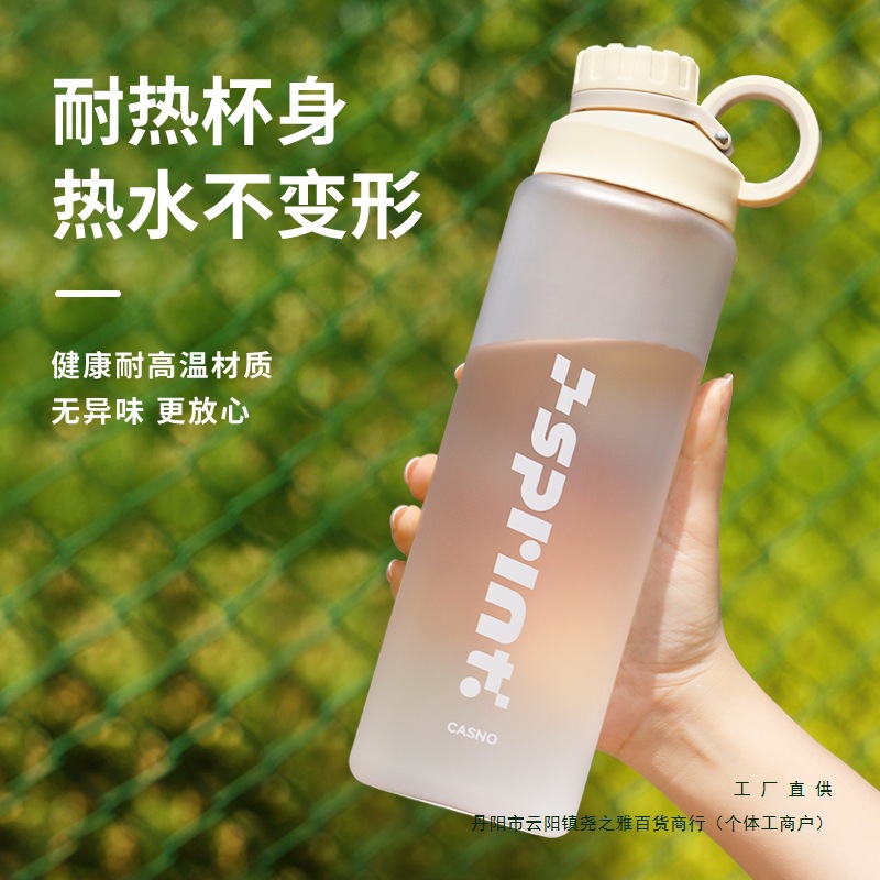 Taza de agua para hombres de gran capacidad de verano resistente a caídas resistente a altas temperaturas para mujeres con tabique de té de plástico portátil 2025 nueva taza deportiva