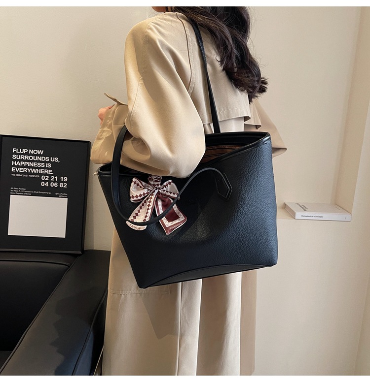 Women's Large Pu Leather Solid Color Vintage Style Square Zipper Tote Bag display picture 10