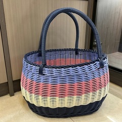 屋外のピクニックバスケットは藤編みバスケットの買い物バスケットの果物バスケットのギフトバスケットをまねて野菜バスケットを買ってバスケットを摘み取ってバスケットを手にします