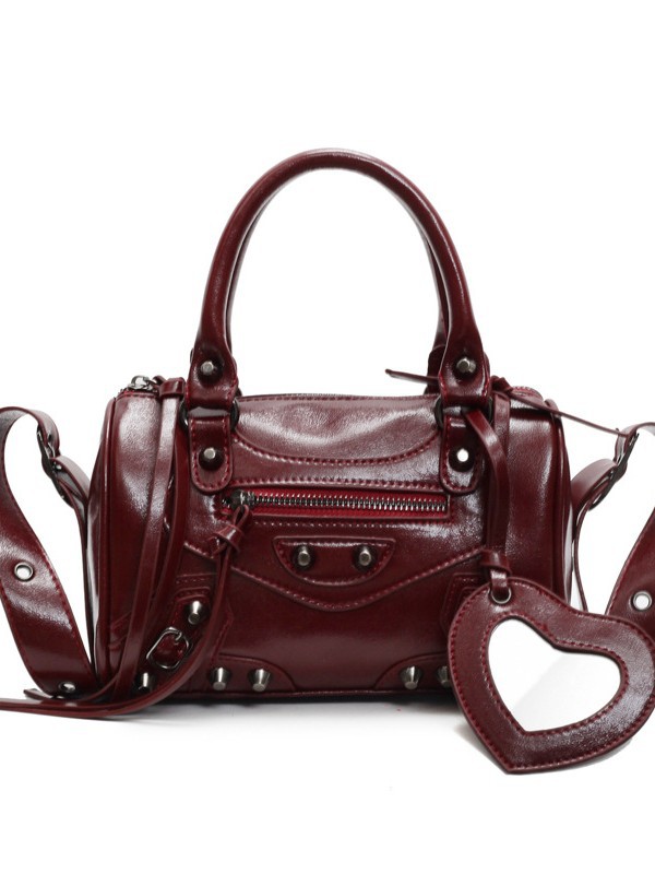 Bolso de motocicleta coreana para mujeres 2025 nuevo nicho de moda remachado bolso de almohada portátil correa de hombro ancha bolso de hombro