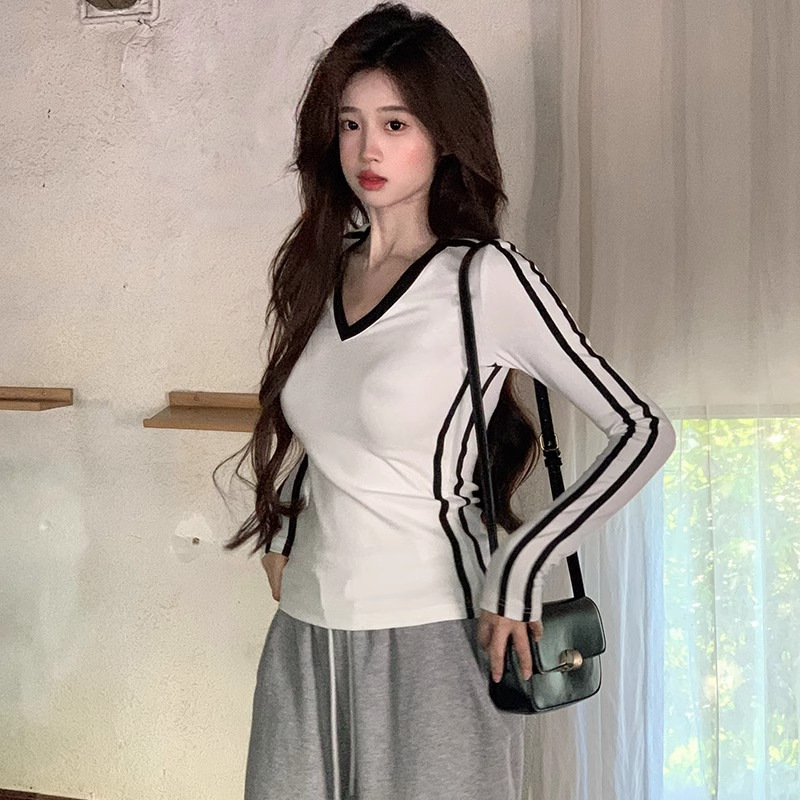 콘트라스트 컬러 V 넥 베이스 긴팔 티셔츠 여성용 가을 2024 새로운 하이 엔드 센스 슬림 핏 슬림 핏 이너 탑 인즈 트렌디