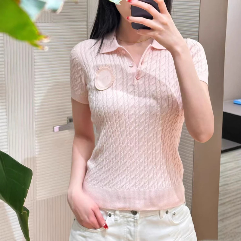 Shenzhen Nanyou High-Quality Version D Brand 26 Spring/Summer New Solid Color Lettered Turn-Down Collar Short-Sleeve Knitted Top for Women Shenzhen Nanyou High-Quality Version D Brand 26 Spring/Summer New Solid Color Lettered Turn-Down Collar Short-Sleeve Knitted Top for Women