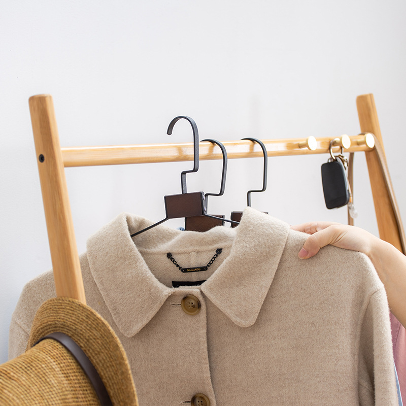 Percha de piso percha de estilo japonés al por mayor hogar Luz de lujo Net rojo dormitorio perchas ratán perchas