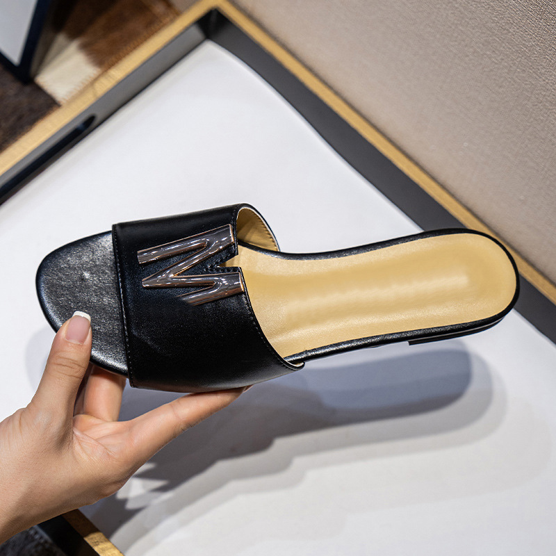 Ciabatte da donna da indossare all'esterno estate 2024 nuove infradito con lettere in metallo sandali da spiaggia commercio estero_voghion.com