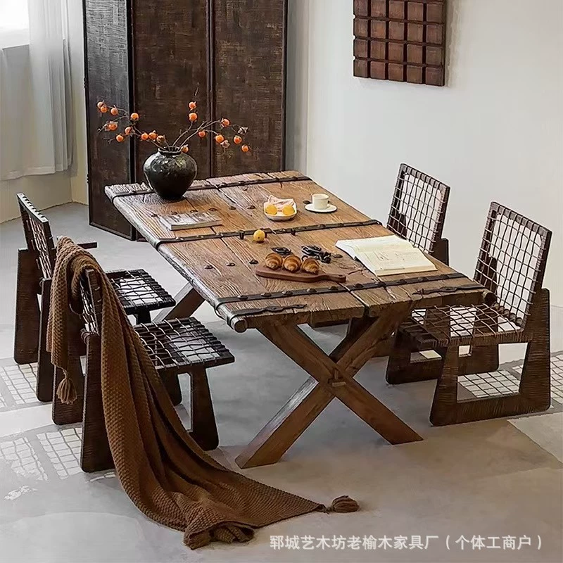 Старый чайный стол из вяза в тихом ветре