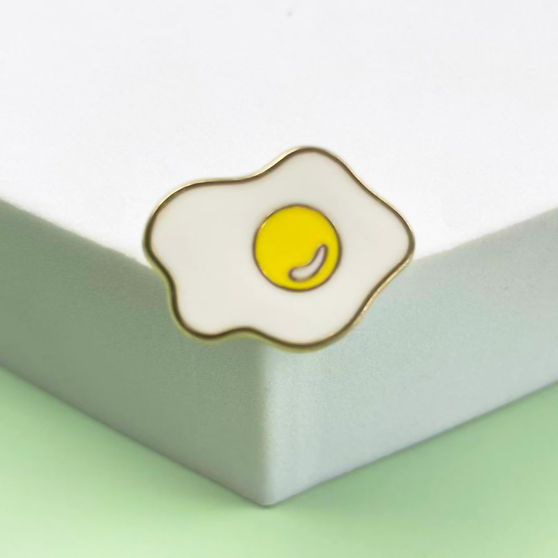 Bonito bolso de broche de aleación de tomate y huevo pequeño colgante joyería medalla ropa creativa accesorios broche broche