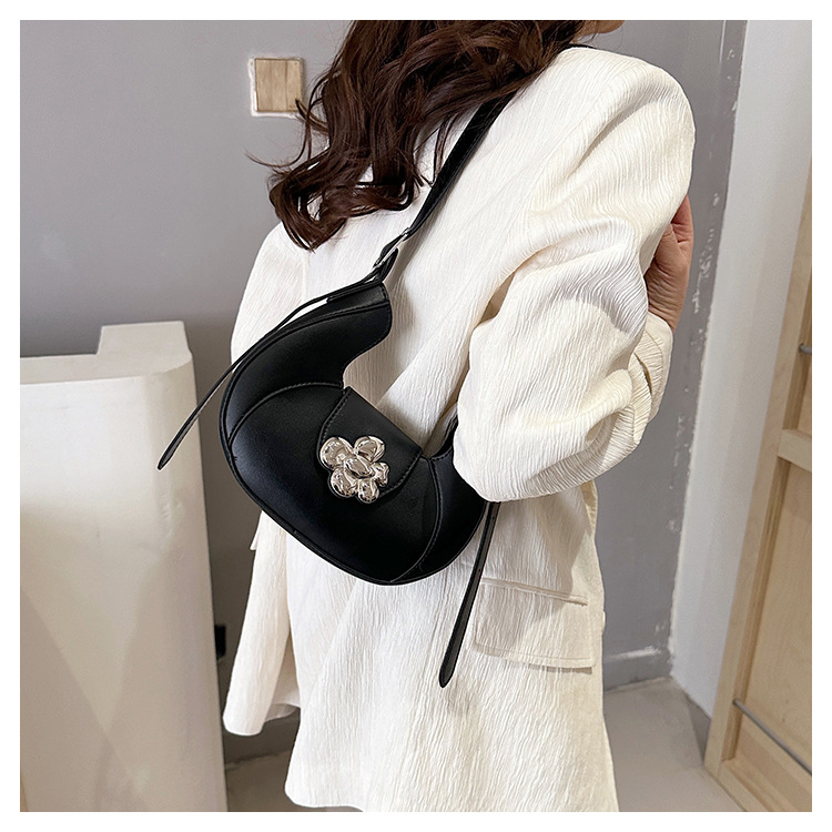 Women's Medium Pu Leather Solid Color Streetwear Pillow Shape Magnetic Buckle Crossbody Bag display picture 10