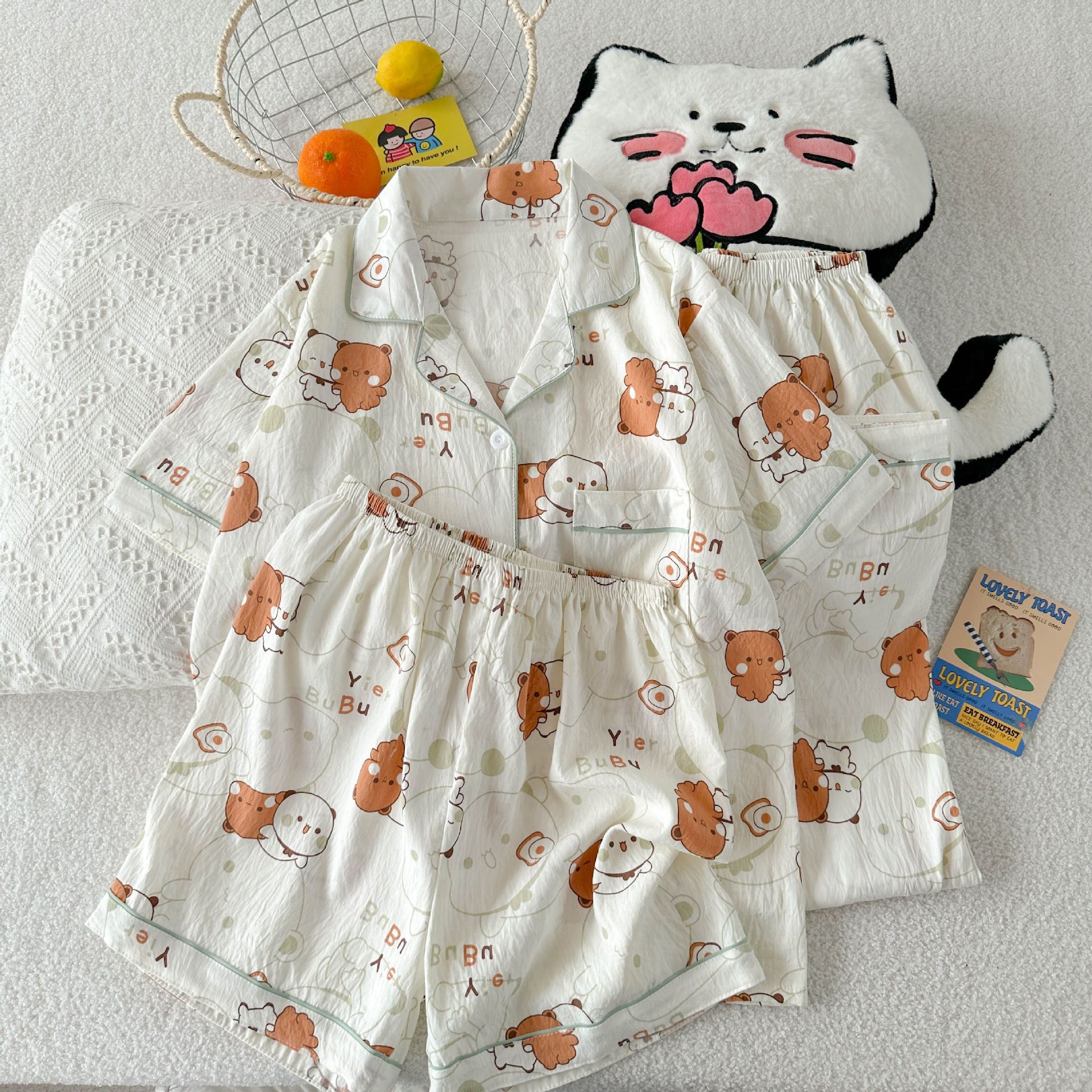 Al por mayor transfronterizo nuevo pijama de mujer tres piezas cardigan con solapa mangas cortas pantalones cortos KT gato dibujos animados cubierta de ropa doméstica